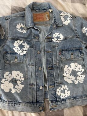 Levi's Women's Light Blue Denim Jacket with White Floral Print